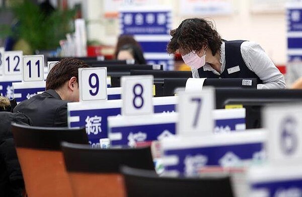 改朝換代多清算?根據銓敘部調查,5都公僕請退統計,以台中、台北最多。圖為公務員為洽公民眾服務。(圖/中國時報資料照片 陳信翰攝)