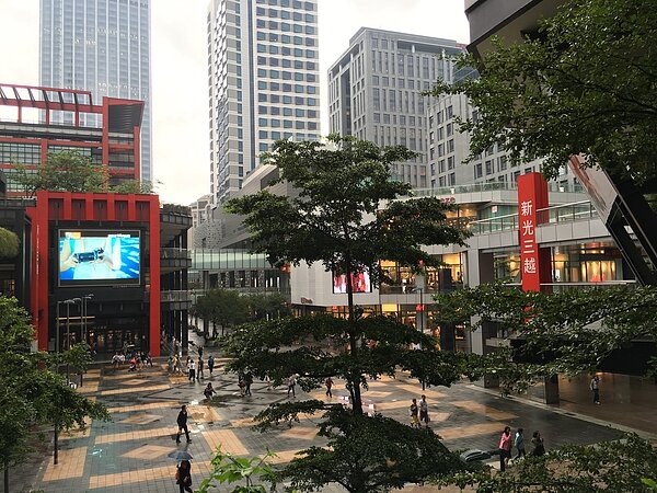 台北市信義區百貨戰況局勢丕變,一舉將從「區域戰」升高至二樓掀起「空橋戰」,新光三越執行副總吳昕陽昨表示,將針對連結空橋的2至3樓做精準改裝,「要把2樓當成1樓門面來經營」。 記者 陳景淵/攝影