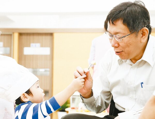 這給你吃
市長柯文哲（右）昨參觀托嬰中心，與孩子互動。 記者王騰毅／攝影