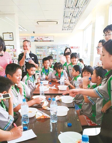 謝忠儒的超商成為芬園鄉內學童課後的樂園。 圖/謝忠儒提供