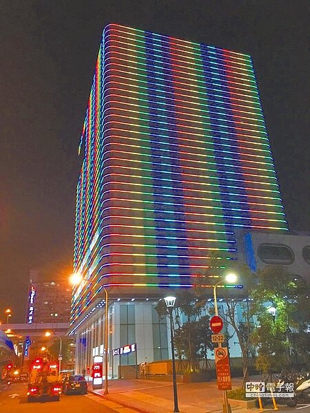 三創大樓夜間會閃光。（張立勳攝）