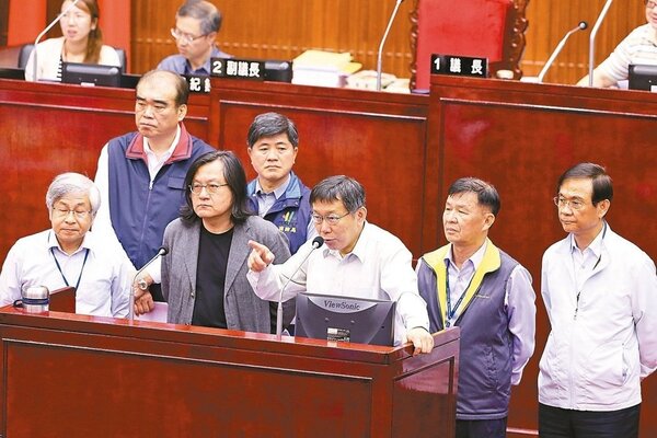 台北市長柯文哲（右三）上午到市議會進行公共住宅的專案報告，柯文哲強調，他不會打房，因為營建業還是台灣重要的產業，亂打房會影響台灣經濟。（ 記者徐兆玄／攝影）