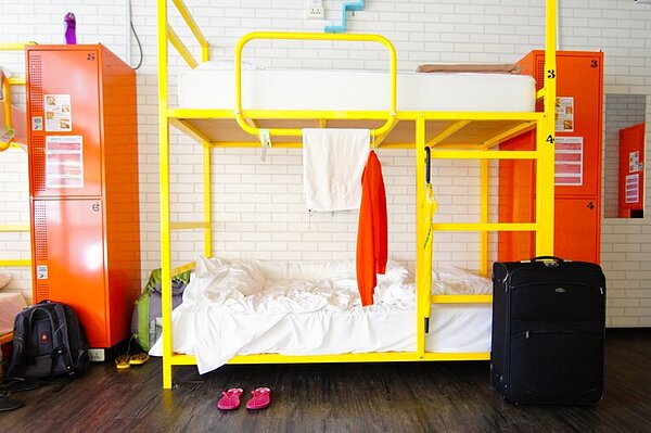 來台觀光人潮越來越多,合法青年旅館卻好難找。(翻攝自紅米青年旅館官網)