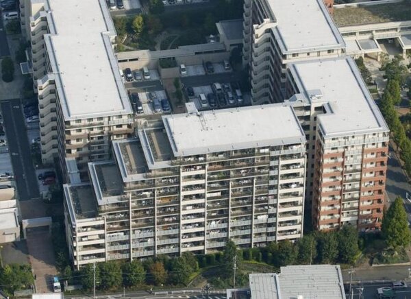 日本驚爆黑心建商，竄改工程數據導致大樓傾斜。（圖／翻攝自The Japan Times）