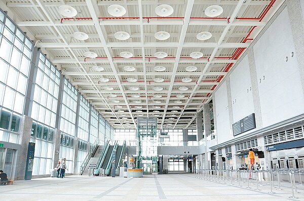 高鐵苗栗站大廳寬敞明亮,將有星巴克、摩斯等連鎖店進駐。 記者張裕珍/攝影