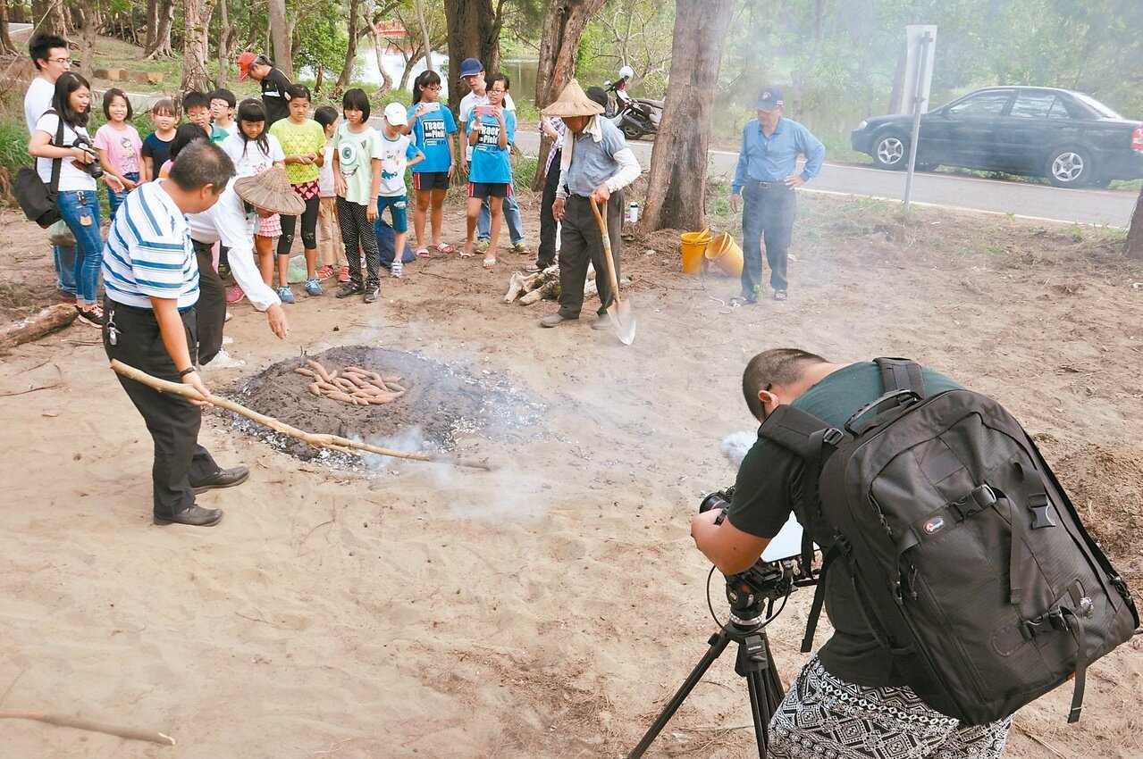 苗栗縣竹南鎮海口社區老一輩居民傳統的沙地焢窯,也成為MV取景的重要場景。 記者張裕珍/攝影