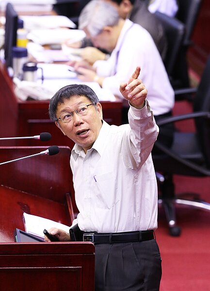 台北市長柯文哲昨天上午前往市議會,就「世大運、公共住宅、設計之都」做專案報告。 記者徐兆玄/攝影