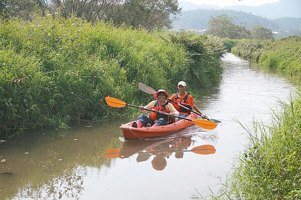 日月潭畔頭社活盆地中央大排划船感覺超美。 記者黃宏璣/攝影