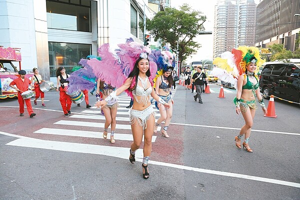 台中花都藝術節「花現藝術踩街遊行」。 圖／喻文玟