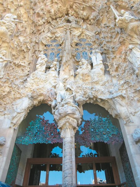 聖家堂入口大門上的人物雕刻精細，建築師高第連屋頂上的雕像都講究，因為「天使會看到」。 特派記者蕭白雪／攝影