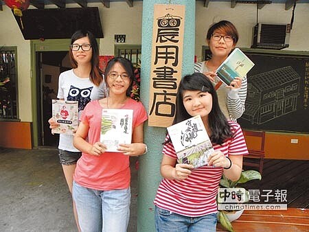 農濃熱情 ←老房子活出新生命的溪州成功旅社,是充滿熱情的年輕人經營的農用書店。(鐘武達攝)