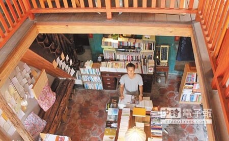 坐擁書城 黃志宏將鹿港杉行街的老房子重新修復,打造「書集喜室」書店,從樓井望下去,坐擁書城,為老屋注入了新的精神。(吳敏菁攝)
