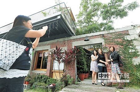 宿說幽靜 →融入綠建築概念改造的台中中興一巷,經過各店巧思,遊客們處處留影。(黃國峰攝)