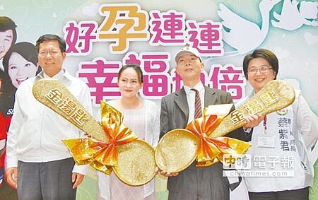喜獲金湯匙 結婚13年無子嗣的51歲林先生,23日和懷孕4個半月的40歲妻子,跟大家分享因市府補助而得子的喜悅。(蔡依珍攝)