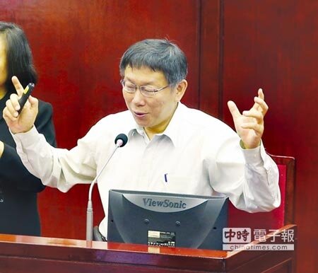 
台北市長柯文哲在市議會報告公宅政策時指出，亂打房將影響台灣經濟。圖／王英豪
 