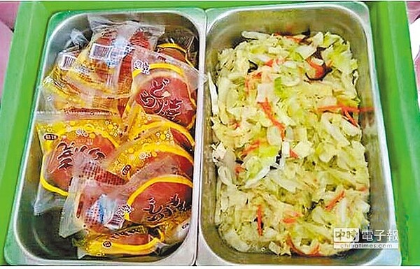 虎尾高中本月16日午餐內有銅鑼燒,學生爆料這不算是道菜。(許素惠翻攝)
