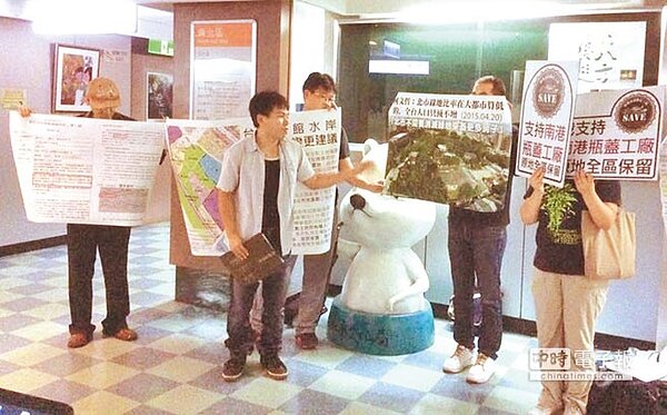 文資團體昨天前往文化局,遞送南港瓶蓋工廠文化景觀與嘉禾新村歷史聚落的文資認定案。(台北文資環境守護聯盟提供)