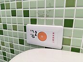 求助無門！高雄公園公廁求助鈴淪「裝飾品」、4成沒設置