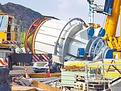 台電72噸機具砸汽車