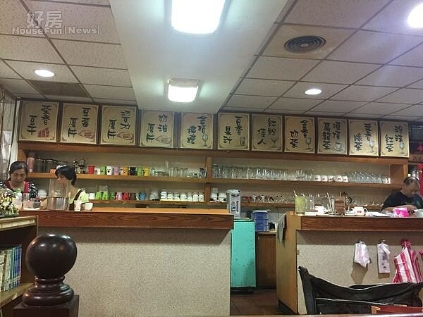 5.牆上還掛著當年流行的「紅粉佳人」等茶品的招牌,櫃檯右方為老闆孟先生。