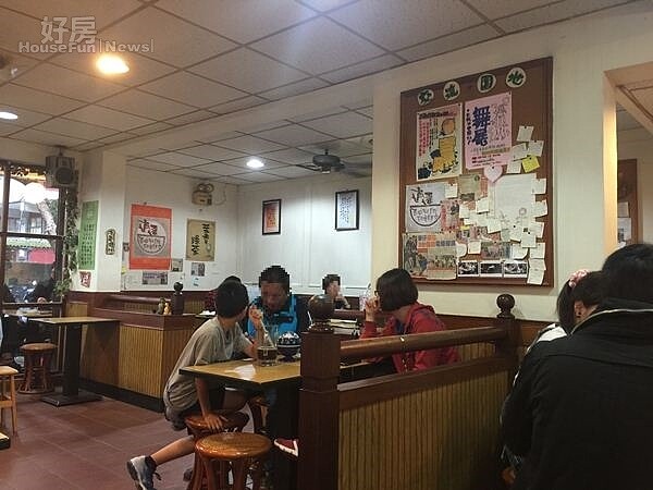 6.店內的木桌木椅,走古色古香的復古風,因電影拍攝暴紅後,店內人潮不斷。