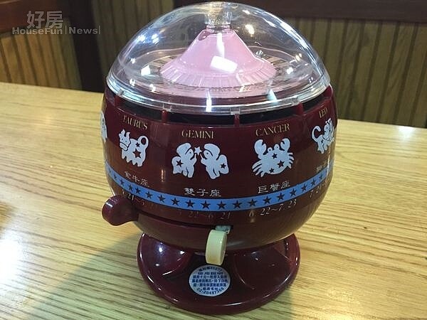 7.當年流行的星座轉盤,也一直保存到現在。