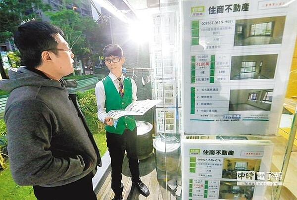 因政府打房政策和經濟影響,房仲全聯會表示明年恐流失萬名房仲,圖為房仲業者賣力推銷手中物件。(中國時報趙雙傑攝)