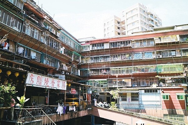 公辦都更、加上區域未來有捷運萬大線題材,台北市南機場為安置拆遷戶而興建的整建住宅,自助客仍可考慮。 報系資料照