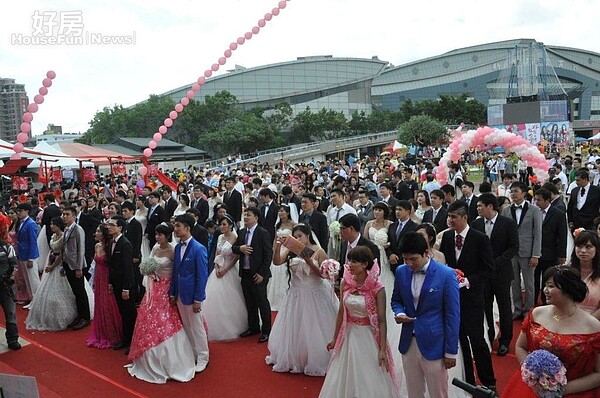 新竹縣政府舉辦客家禮俗結婚典禮。(翻攝自邱鏡淳Facebook粉絲頁)