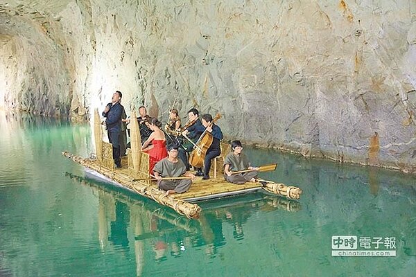「金門坑道音樂節」在岩壁與聲樂中,詮釋一種不對稱的和諧美感。(金管處提供)