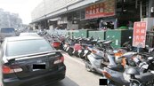 東港華僑市場遊客臨停　交通打結