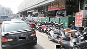 東港華僑市場遊客臨停　交通打結