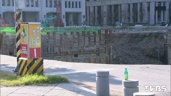 豐邑建設「浩瀚一品」發生工程意外，地基坍塌面積達一個足球大小。（翻攝自TVBS）
