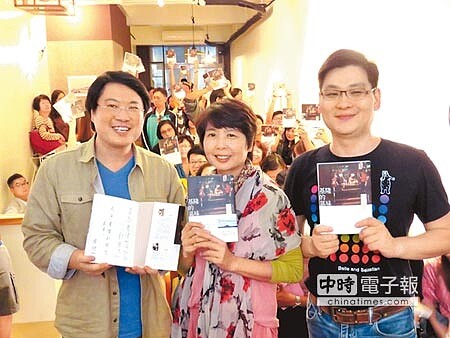 鄭栗兒(中)及鄭順聰(右一)兩位作家昨日在金豆咖啡舉辦〈基隆的氣味〉簽書會。(黃靖惠攝)