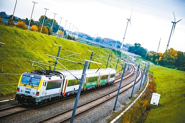 比利時第一班風能火車24日開駛,這個國家正式進入風力火車時代。 圖/取自網路