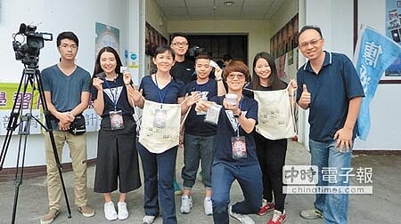 大林鎮民江明赫(右)與南華大學傳播系老師陳婷玉(左3)以萬國戲院為中心展開行動研究,學生們推出小旅行環保水杯、帆布背包和貼紙等文創商品,期盼深度旅遊帶動小鎮回春。(王瑄琪攝)