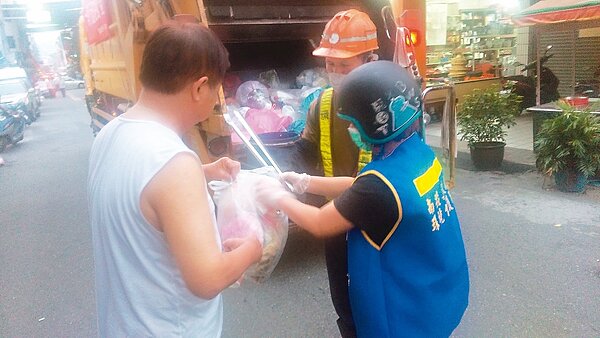 南投縣環保局稽查員沿街檢查民眾垃圾袋,沒做好分類者當場拒收。 記者張家樂/攝影