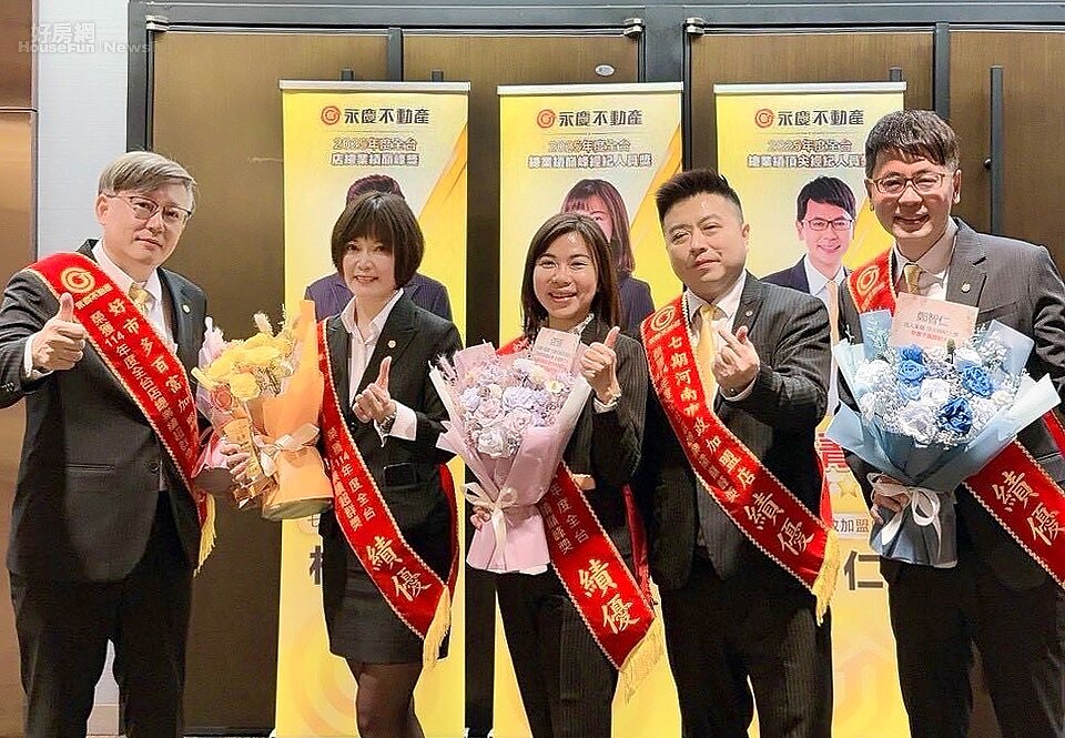 林世華(右2)強調，成功的關鍵不是一個人厲害，而是每個人各自發揮優勢，讓整個團隊都有戰力。圖／永慶房產集團提供
