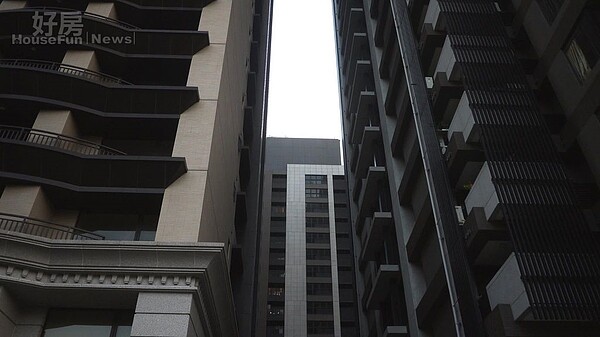 新莊頭前段部分社區棟距過近,影響居住隱私。(好房網News記者賈蓉/攝影)