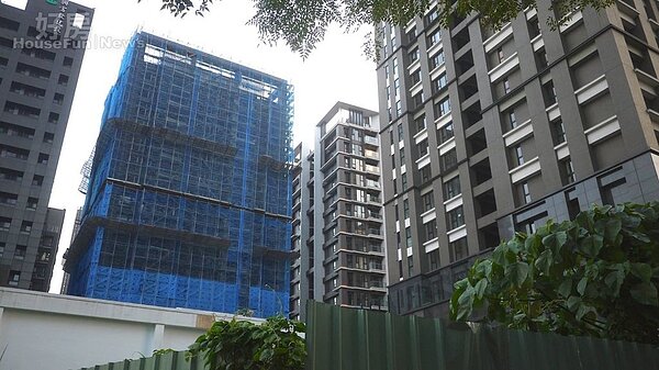 新莊頭前段部分社區棟距較近，影響居住隱私。（好房網News記者賈蓉／攝影）