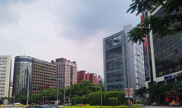 7謝雷的家位在台北精華的仁愛圓環，可遠望綠蔭大道。