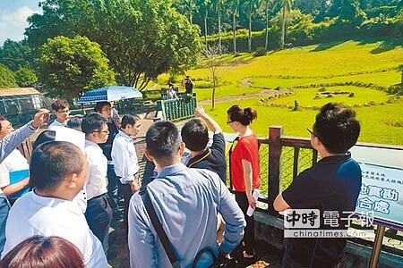 日月潭孔雀園BOT案昨天招商,意願廠商及其顧問團20多人到場實勘。(沈揮勝攝)