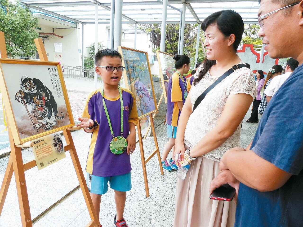 東溪國小學生擔任小小導覽員，為來參觀的賓客講解畫作內容，有模有樣。 記者凌筠婷／攝影