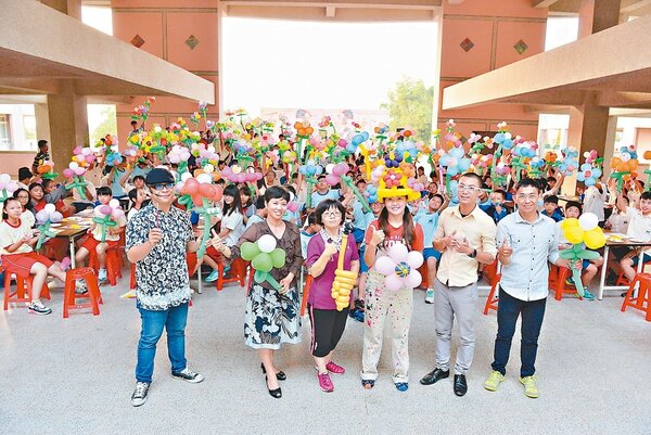街頭藝人走進后里國中，與200多名學生創作造型氣球，有花卉、薩克斯風等造型，撒下藝術種子。 記者宋柏誼／攝影