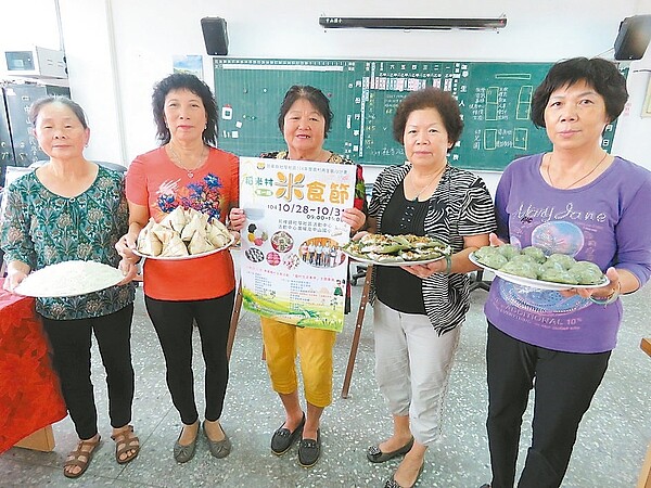 稻米村米食節邀請大家品嘗社區媽媽拿手米食料理。 記者黃茹婷/攝影