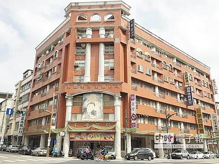 「老屋拉皮、都市更新!」台灣大道一段及平等街口、屋齡30年7樓的住商混合大樓(見右圖,陳世宗攝)!由大樓管委會提出整建維護補助費用申請,經市府審議通過補助300萬進行大樓立面修繕,成為中市首件取得都市更新整建維護補助的大樓!都發局長王俊傑鼓勵民眾踴躍申請。