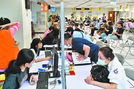 
5月1日至6月1日為本年度綜所稅申報日期，圖為民眾至國稅局辦理報稅情形。（報系資料照片）
