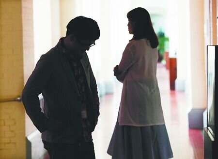 
行政院、司法院及朝野立委皆提案修正《民法》有關離婚、贍養費等制度，修法方向朝放寬訴請離婚條件，並將贍養費規則制度化。示意圖，非當事人。（本報資料照片）
