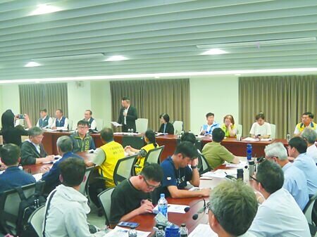 
立法院交通委員會23日前往新北市八里及淡水區公所考察交通建設。（吳嘉億攝）
