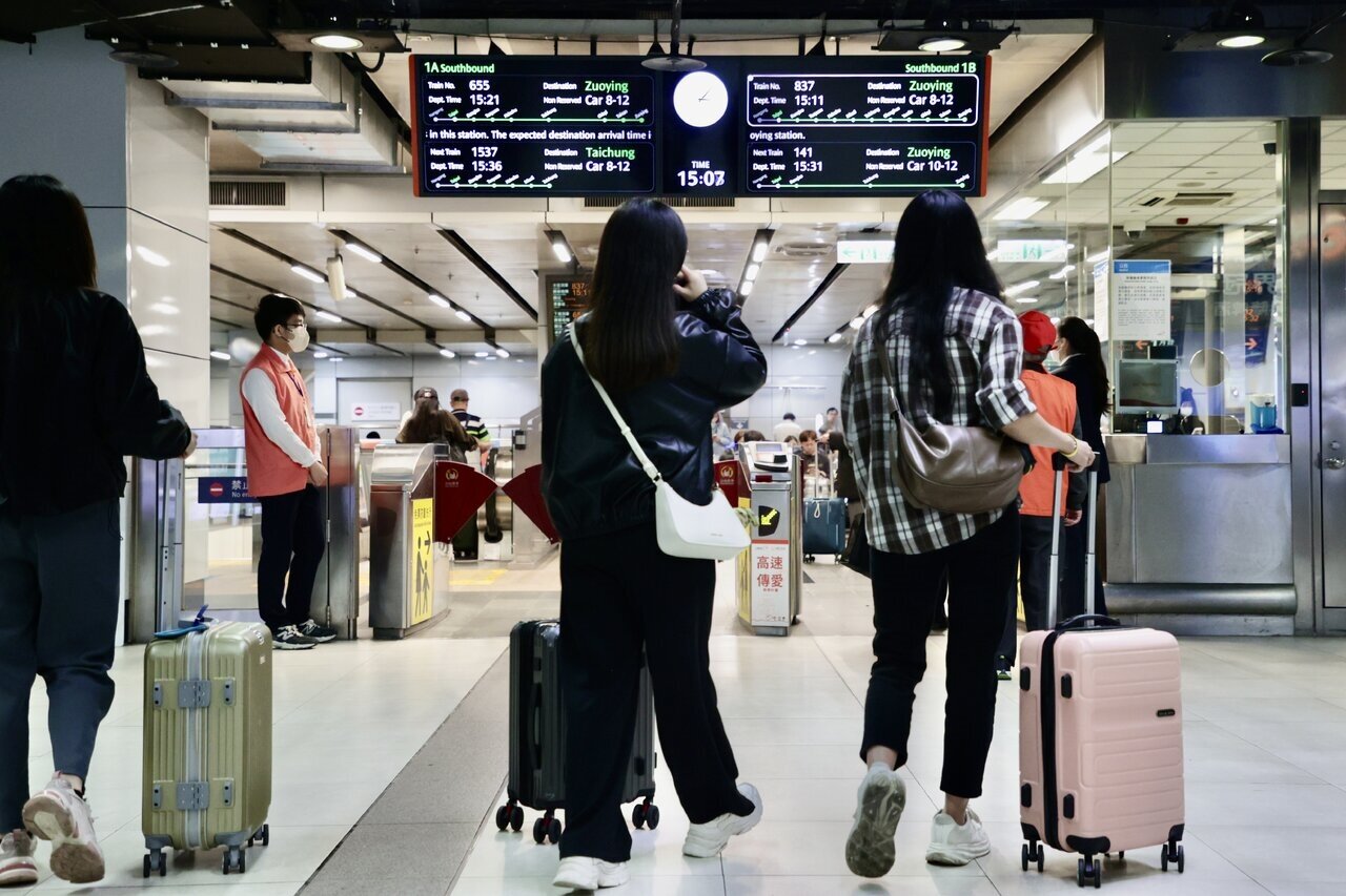 台北市少子化、脫北嚴重，北市民政局長陳永德今赴議會報告，坦言北市每個月人口都在流失。示意圖，圖為春節連假台北車站人潮。聯合報系資料照／記者許正宏攝影 